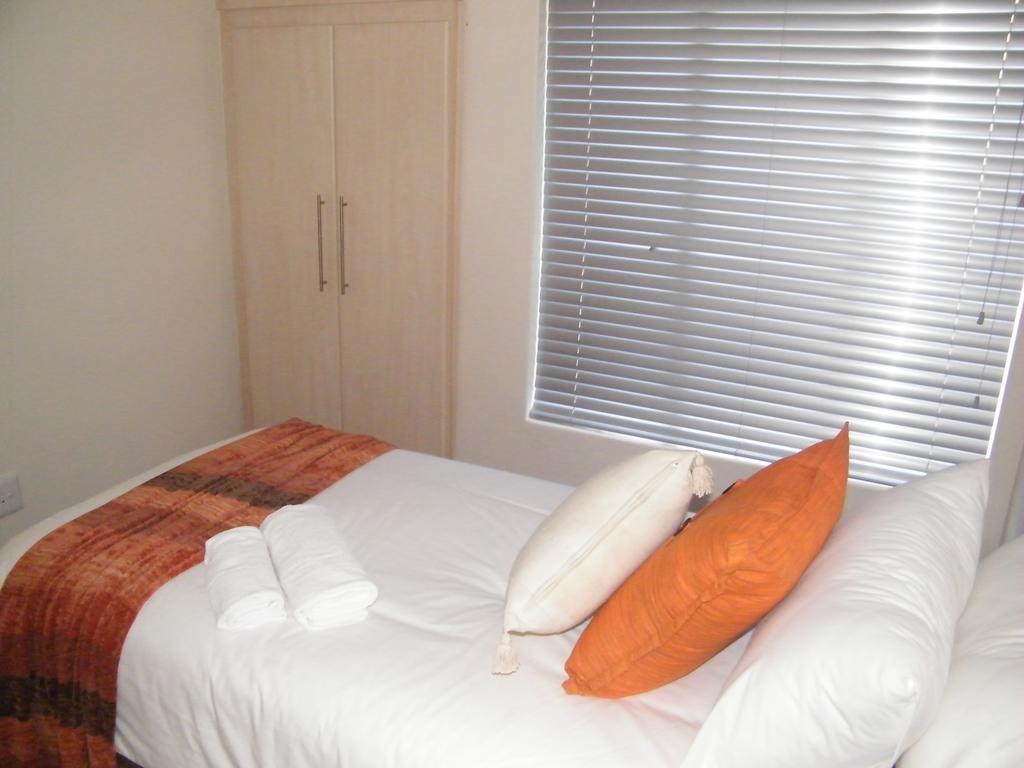 Airport Lodge Guest House Кемптън Парк Екстериор снимка