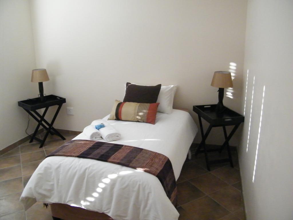 Airport Lodge Guest House Кемптън Парк Екстериор снимка