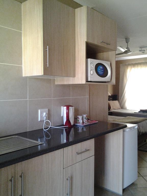 Airport Lodge Guest House Кемптън Парк Стая снимка