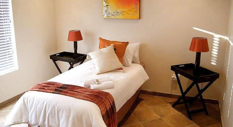 Airport Lodge Guest House Кемптън Парк Екстериор снимка