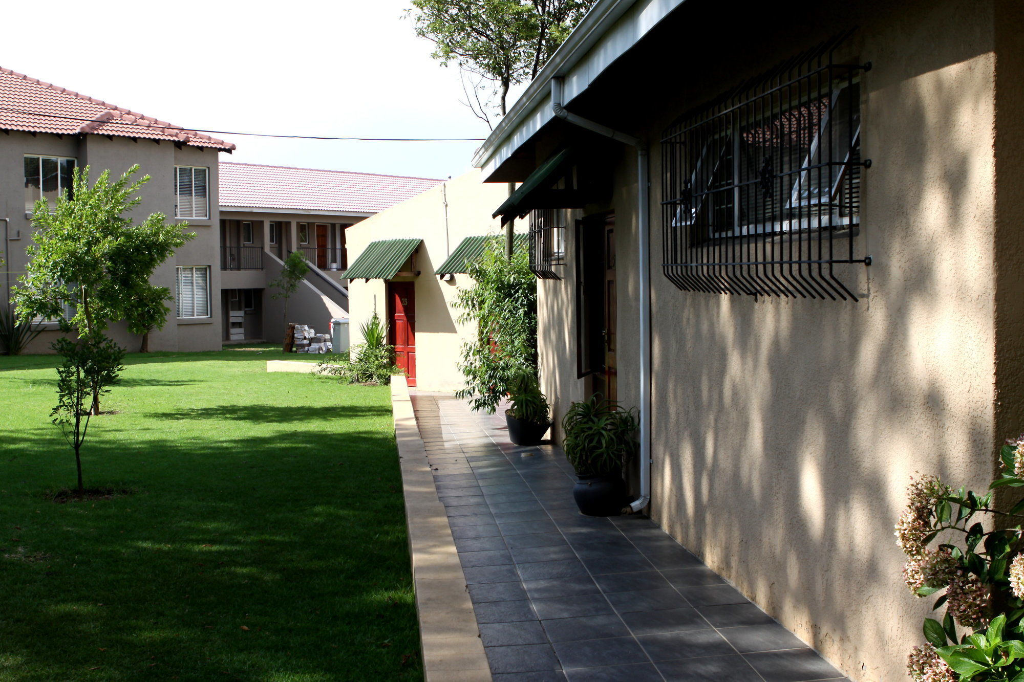 Airport Lodge Guest House Кемптън Парк Екстериор снимка